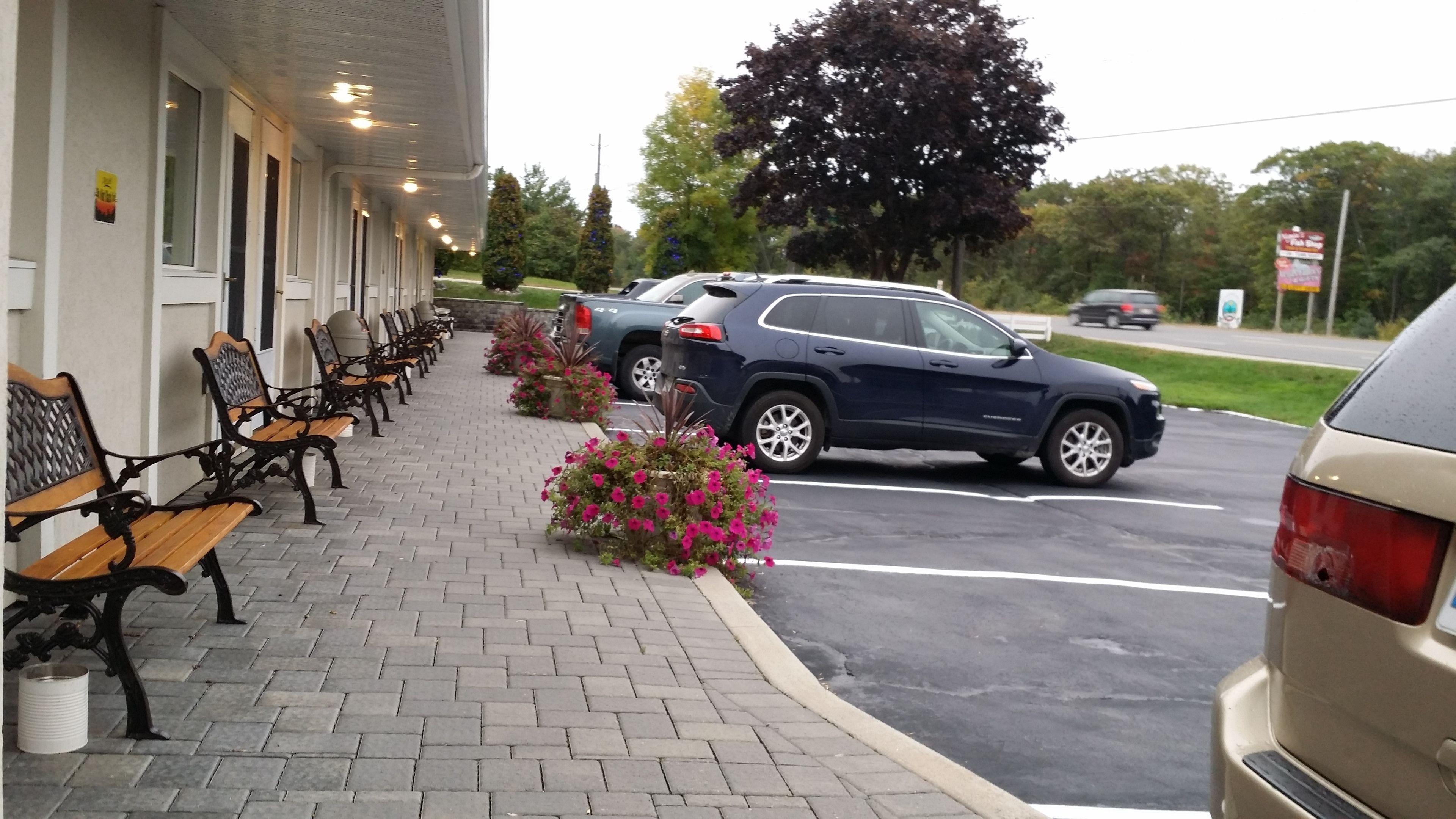 LAKEVIEW INN | ⋆⋆ | BLIND RIVER, CANADA | SEASON DEALS FROM $81